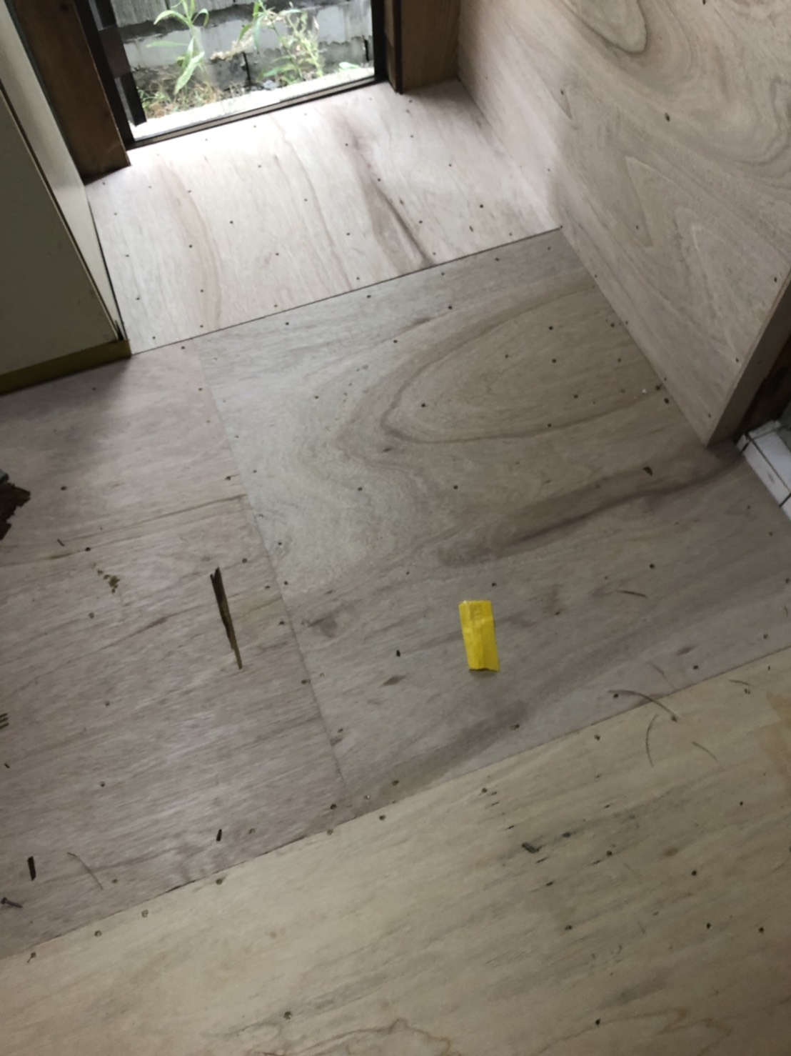 床と壁の補修